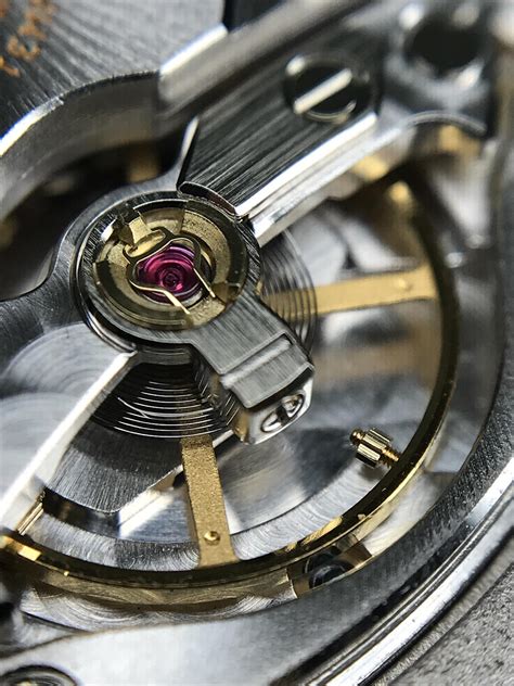 rolex balance wheel|前後擺動的平衡擺輪可令機芯規律運行，對腕錶精準度至關重要。 .